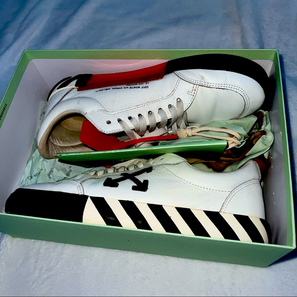 Off whites low tops shoes size 11